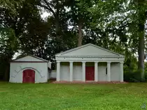 Zwei klassizistische Mausoleen auf dem Gel�nde der Dorfkirche in Weitendorf. (August 2013)