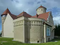 Das Schloss Stolpe war wegen feuchtigkeitsbedingten Bausch�den vom Verfall bedroht und wurde nach der Wende saniert. (August 2013)