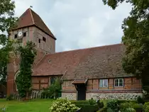 Die um 1700 gebaute Dorfkirche J�rgenstorf ist eine schlichte Fachwerkkirche mit Backsteinturm. (August 2014)