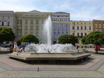 Walbrzych / Waldenburg, Brunnen und Gebude am Rynek Platz (11.09.2021)