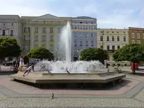 Walbrzych / Waldenburg, Brunnen und Geb�ude am Rynek Platz (11.09.2021)
