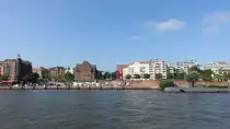 Hamburg-St. Pauli am 3.9.2021: Hier findet Sonntagmorgens der Fischmarkt statt. An den sonstigen Wochentagen wird dieser Platz – jedenfalls die Pl�tze am Ufer – ganz offensichtlich gern durch Wohnmobilnutzer genutzt  /