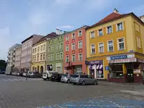 Strzegom / Striegau, bunte H�user am Rynek Platz (11.09.2021)