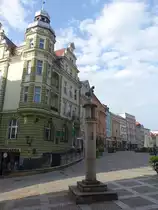 Klodzko / Glatz, Pranger und Geb�ude am Plac Boleslawa Chrobrego (12.09.2021)