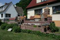 In dem kleinen Harzdorf Grillenburg befindet sich die Burgruine Grillenburg. Die Burg stammt aus dem 13. Jh. Ein Einwohner des Ortes baute mit viel M�he ein Modell der Burg in seinem Vorgarten.