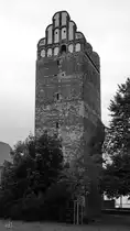 Der Fangelturm in Malchin wurde im 15. Jahrhundert als ein Wehrturm der Stadtmauer erbaut und in der zweiten H�lfte des 16. Jahrhunderts um einen Renaissance-Giebel erg�nzt. (August 2014)