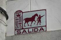 Straenschild in Barcelona am 11.10.2016. Salida, auf Deutsch: Ausgang, wies den Kutschenfahrern in den engen Gassen ohne Wendemglichkeit den Weg. Vorlufer unserer heutigen Einbahnstraen.