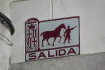 Stra�enschild in Barcelona am 11.10.2016. Salida, auf Deutsch: Ausgang, wies den Kutschenfahrern in den engen Gassen ohne Wendem�glichkeit den Weg. Vorl�ufer unserer heutigen Einbahnstra�en.