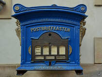 Nachbildung eines historischen Briefkastens am alten Postamt in Gstrow. (August 2013)