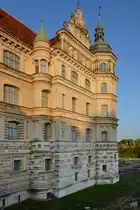 Ein Teil der Fassade des Renaissance-Schlosses in G�strow. (August 2013)