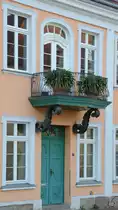 Eine Hausfassade mit interessantem Balkon, so gesehen Ende August 2013 in G�strow.