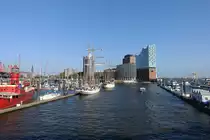 Hamburg am 3.9.2021: Blick von der �berseebr�cke zum Anfang der Hafencity (rechts die Elbphilharmonie), im Vordergrund der Sportboothafen /