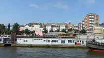 Hamburg am 3.9.2021: St. Pauli Hafenstra�e mit dem Beachclub „StrandPauli“ auf einem ehemaligen Parkdeck /