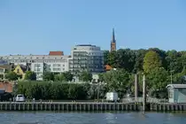 Hamburg am 3.9.2021: St. Pauli Hafenstra�e mit der Ganztagsschule St. Pauli links neben dem runden Wohngeb�ude an der Ecke / 