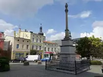 Glogowek / Oberglogau, Mariens�ule von 1617 und Geb�ude am Rynek Platz (12.09.2021)