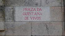 Die  PRAZA DA QUINTANA DE VIVOS  ist ein historischer Platz in Saniago de Compostella, der Hauptstadt der nordwestspanischen Region Galicien. Bekannt ist die Stadt vor allem als Endpunkt des Jakobswegs (Camino de Santiago) und als vermeintlicher Begrbnisort des biblischen Apostels Jakobus, der von Prachtbauten wie einer Kathedrale und einem Kloster aus dem 9. Jh. umgeben ist.