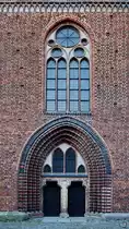 Das Eingangsportal am Dom St. Maria, St. Johannes Evangelista und St. C�cilia. (G�strow, August 2013)
