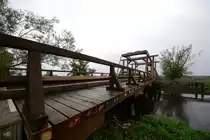 Blick auf die h�lzernen Klappbr�cke bei Nehringen und auf den Fluss Trebel, welcher  jahrhundertelang die nat�rliche Landesgrenze zwischen Mecklenburg und Vorpommern darstellt. (August 2012)