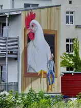 In Greifswald habe ich dieses �berdimensionierte Huhn auf einer H�userwand entdeckt. (August 2021)