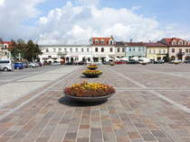 Olkusz / Olkusch, Blumenschmuck und Gebude am Rynek Platz (13.09.2021)