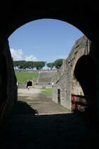 So sahen es die Gladiatoren. Blick durch die Katakomben ins Kolosseum.