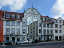 Eines der nach der Wende erbauten Geschftsgebude in der Hansestadt Demmin. (August 2014)