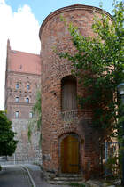 Dieser (Pulver)Turm wurde erstmals 1546 als  dsterer Keller  erwhnt und befindet sich sdlich des Luisentores in Demmin. (August 2014)