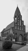 Die im neugotischen Stil erbaute katholische Kirche „Maria Rosenkranzk�nigin“ mit ihrem offenen Glockenstuhl habe ich Ende August 2014 in Demmin abgelichtet.