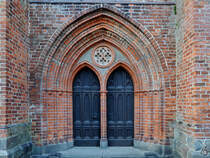 Das Nordportal der Pfarrkirche St. Petri, so gesehen Ende August 2013 in Altentreptow.