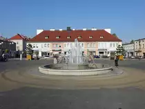 Wielun, Brunnen und Geb�ude am Plac Legionow (15.09.2021)