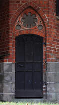 Ein Nebeneingang der Pfarrkirche St. Petri, so gesehen Ende August 2013 in Altentreptow.