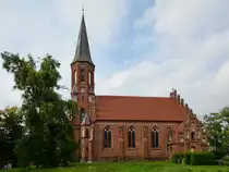 Die Dorfkirche in Alt Brenz wurde 1881 im neugotischen Stil errichtet. (August 2014)