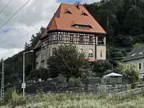 Historisches Haus in K�nigsstein direkt an der Bahnstrecke, besucht am 15. Oktober 2021.