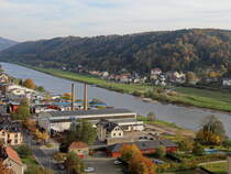 25. Oktober 2021, Blick vom Historischer Personenaufzug  Elbabwrts auf Bad Schandau.