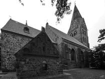 Die Gtzkower Nikolaikirche ist ein frhgotische Feldsteinbau mit einem dreijochigen Langhaus und Giebel- und Fensterwnden aus Backstein. (August 2013)