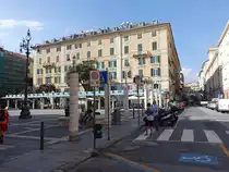 Savona, Geb�ude und S�ulen an der Piazza Sisto IV (02.10.2021)