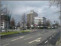 Ende der 70er Jahre des letzten Jahrhunderts wurde am Weender Tor, gegen�ber dem Geisteswissenschaftlichen Zentrum der Universit�t, das Iduna-Zentrum gebaut. In dem Komplex sind Wohnungen, B�ros, Gastronomie und Handel untergebracht. Fr�her f�hrten auch Fu�g�ngerbr�cken zu dem Iduna-Zentrum, diese wurden jedoch vor einigen Jahren abgebaut, weil der Unterhalt zu teuer wurde. (23.03.2008)