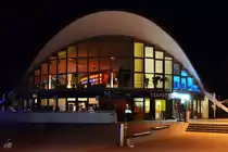 Der Teepott in Warnem�nde ist ein prominentes Beispiel f�r die Hyparschalenarchitektur. (August 2013)