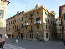 Finale Ligure, H�user entlang der Via Roma (02.10.2021)