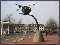 In Nachbarschaft zum Bahnhof wurde Ende der 70er oder Anfang der 80er Jahre des letzten Jahrunderts eine neue Hauptpost in G�ttingen gebaut. Davor wurde dann dieses Kunstwerk aufgestellt. Was genau es darstellen soll weiss ich Kunstbanause gar nicht, aber im Gegensatz zu vielen in meiner Verwandtschaft fand ich es immer sehr sch�n. (26.03.2005)