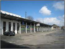 In direkter Nachbarschaft zum G�ttinger Bahn- und Busbahnhof wurde vor wenigen Jahren dieses Service-Center f�r Fahrr�der gebaut. Fahrrad-Parkhaus, Waschanlage, Reparatur und Verleih befinden sich unter einem Dach. Mit dem Parkaus wollte man wohl auch die Situation rund um die Bahnh�fe entsch�rfen, die durch ein Meer an relativ wild abgestellten Fahrr�dern gezeichnet ist, was aber nicht wirklich gelang. (23.03.2008)