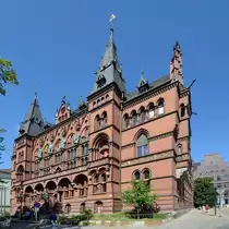 Das in den Jahren 1889 bis 1893 als neugotischer Backsteinbau erbaute St�ndehaus Rostock beherbergt das Oberlandesgericht Rostock. (August 2013)