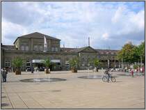 Das Empfangegebude des Gttinger Bahnhofs, aufgenommen am 31.08.2003. Der Vorplatz wurde in den 90er Jahren des letzten Jahrhunderts neu gestaltet; frher war das ein triester Parkplatz.