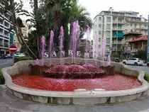 San Remo, rot gef�rbter Brunnen Lo Zampillo in der Via Roma (03.10.2021)