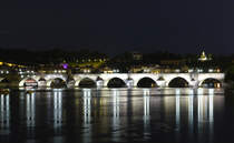 Die Prager Karlsbrcke in der Nacht vom 26. auf den 27.08.2021. 