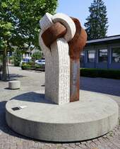 Zell a.H., Denkmal aus Marmor und Eisen  Homage an Hermann Hesse , vom spanischen Knstler  Lluis Cera, aufgestellt 2012, Juli 2021
