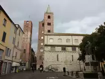Albenga, Kathedrale St. Michael, Kampanile 11. Jahrhundert, Langhaus 14. Jahrhundert, barockes Portal von 1669 (04.10.2021)