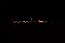 Weihnachtliche Beleuchtung der Altstadtsilhouette von Bad Wimpfen.
Eigentlich h�tte gestern und am heutigen 2. Advent ein altdeutscher Weihnachtsmarkt stattgefunden, doch nun hat auch dieses Jahr die vierte Coronawelle diesen zu nichte gemacht. Aber die Beleuchtung strahlt doch in Dunkel der Winterzeit.
5.12.2021