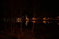 Blick ber den Neckar auf die linke Uferseite in Hamersheim.
Das Foto zeigt den schematischen Weihnachtsbaum am 2. Advent 2021
