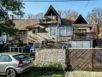 Dieses Foto habe ich in P�cs, in der Stadtteil  Erzs�bettelep  (Elisabethsiedlung) gemacht. Dieser Stadteil wurde durch die Donaudampfschiffgesellschaft gegr�ndet. Die  Kolonie  stand aus 4 Strassen und 32 H�user. Es gab 6 kleine Wohnungen pro Haus zzgl Gartenteil und Nebengeb�ude. Vor ca. 100-120 Jahren wurden neue Kohlenminien in der N�he er�ffnet und die dort arbeitenden haben hier Wohnungen bekommen. Die Siedlung hie� urspr�nglich Ullmannsiedlung, genannt nach einem Leiter des Unternehmens. 1938 wurde auf Elisabethsiedlung umbenannt (von Elisabeth Amalie Eugenie von Wittelsbach K�nigin genannt). Die H�user waren �berdurchschnittlich ausger�stet, da Leitungswasser und Strom auch vorhanden war. In den vergangenen guten Jahrhundert wurde es nicht geregelt wie man die Geb�uden/Wohnungen �ndern, erweitern, umbauen oder zusammenlegen/vereinigen darf. Deswegen ist auf heutzutage das Strassenbild ganz ganz gemischt (und daher meiner Meinung nach, sehr einzigartig und interessant) geworden. Die Etagen wurden ge�ndert, Dachgeschosse wurden eingebaut...daher findet man hier keine zwei gleiche H�user. Die gro�e �nderungen sind um ca 1926 begonnen. Wegen der damaligen Wohnungsmangel hat die Stadt 2/3-tel der Siedlung in Miete genommen und hat unter anderem eine Kirche und Schule erbaut und ge�ffnet. Aufnahmezeit: November 2020.